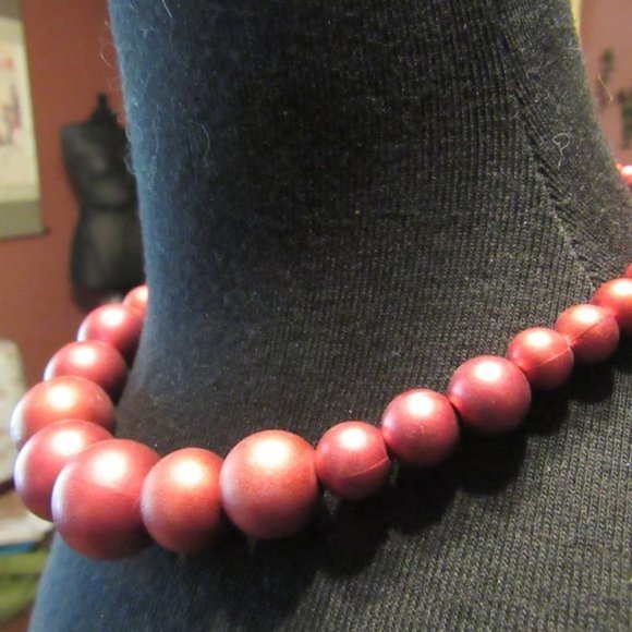 🍒 Sophisticated Cranberry Red Beaded Wired Necklace - Picture 7 of 12